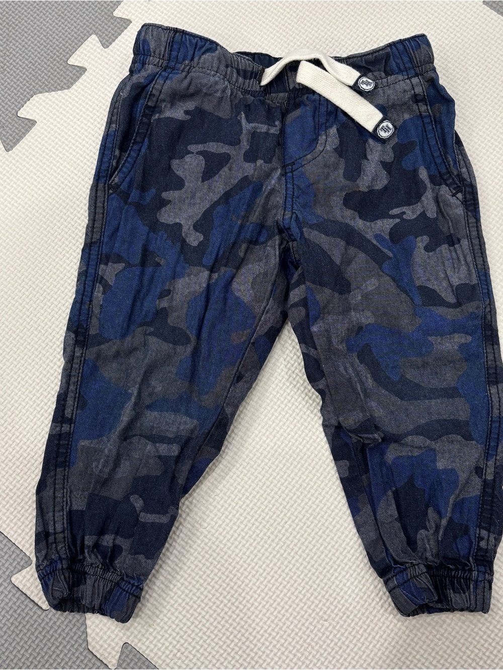 Tommy Hilfiger Toddler Boys Blue Camouflage Jogger Pants in size 2T.